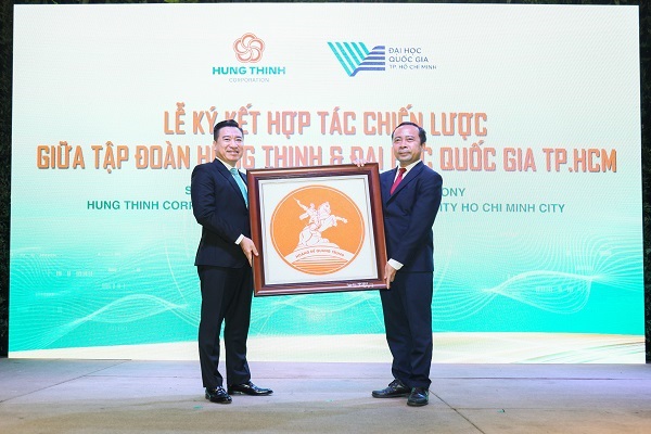 Ông Nguyễn Đình Trung trao quà lưu niệm cho PGS.TS Vũ Hải Quân