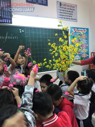 Hoạt động trải nghiệm trang trí hoa mai ngày Tết của các em học sinh lớp một Trường Tiểu học Nguyễn Thái Học, TP.Vũng Tàu