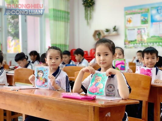 Hoạt động trải nghiệm vẽ tranh tặng mẹ nhân ngày 8/3 của các em học sinh lớp một Trường Tiểu học Nguyễn Thái Học, TP.Vũng Tàu