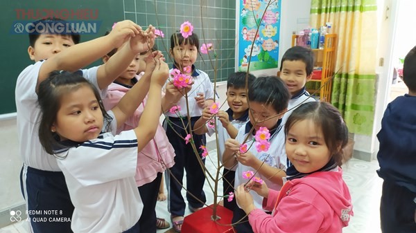 Hoạt động trải nghiệm trang trí hoa đào ngày Tết của các em học sinh lớp một Trường Tiểu học Nguyễn Thái Học, TP.Vũng Tàu