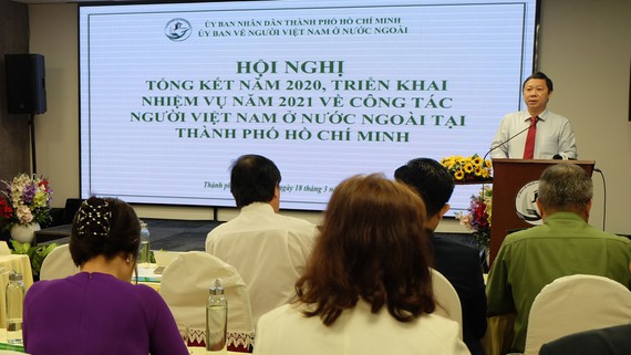Ông Dương Anh Đức, Phó chủ tịch UBND TP.HCM, chỉ đạo công tác về người Việt Nam tại nước ngoài ở TP.HCM trong hội nghị sáng 18/3