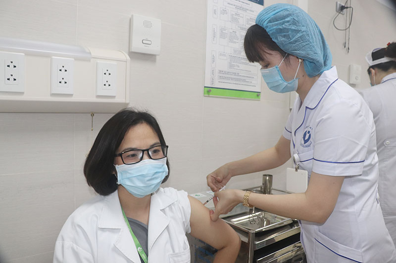 Phó Giám đốc Bệnh viện Phụ sản Hà Nội Nguyễn Thị Thu Hà được tiêm vaccine Covid-19.