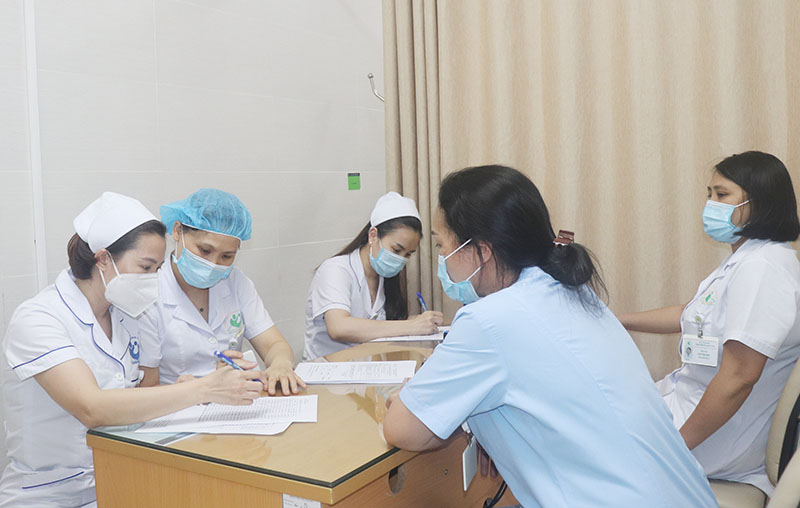 Khám sàng lọc cho các nhân viên y tế trước khi tiêm vaccine Covid-19 tại Bệnh viện Phụ sản Hà Nội.