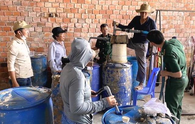 Biên phòng Bình Thạnh kiểm tra số lượng dầu DO do bà Phạm Thị Huyền tàng trữ trái phép.