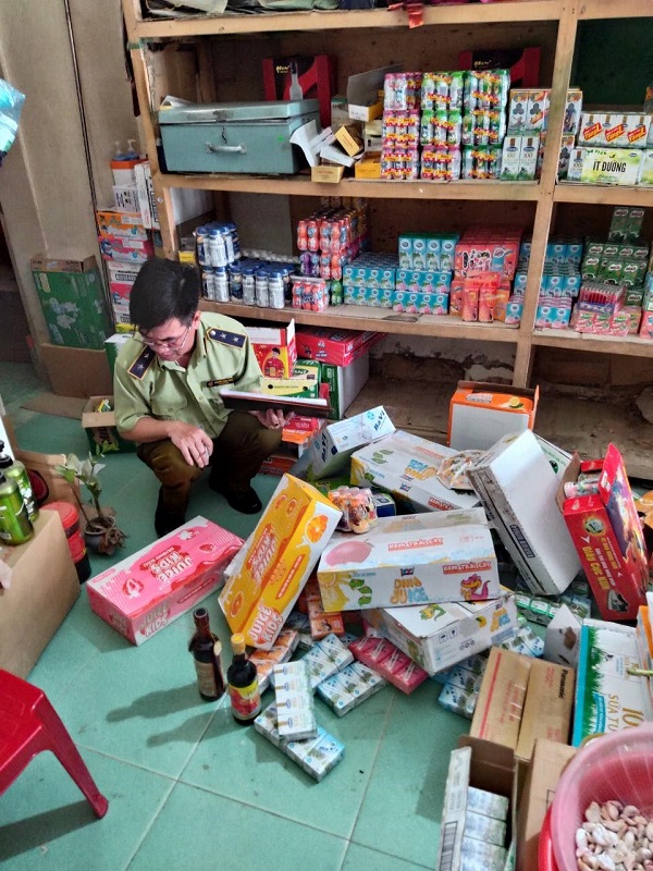 Hà Giang: Tiêu hủy sản phẩm sữa và nước mắm quá hạn sử dụng