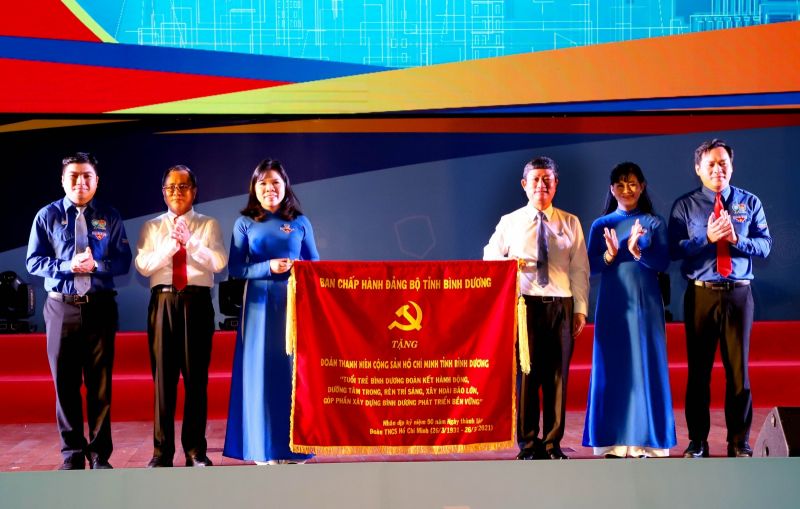 Ban Chấp hành Đảng bộ tỉnh Bình Dương đã trao tặng bức trướng cho Đoàn TNCS Hồ Chí Minh tỉnh