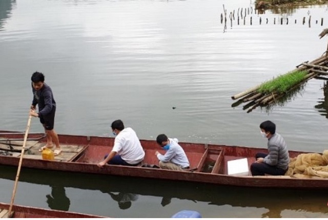 Lực lượng chức năng lấy mẫu cá chết tại huyện Bá Thước để phân tích nguyên nhân.