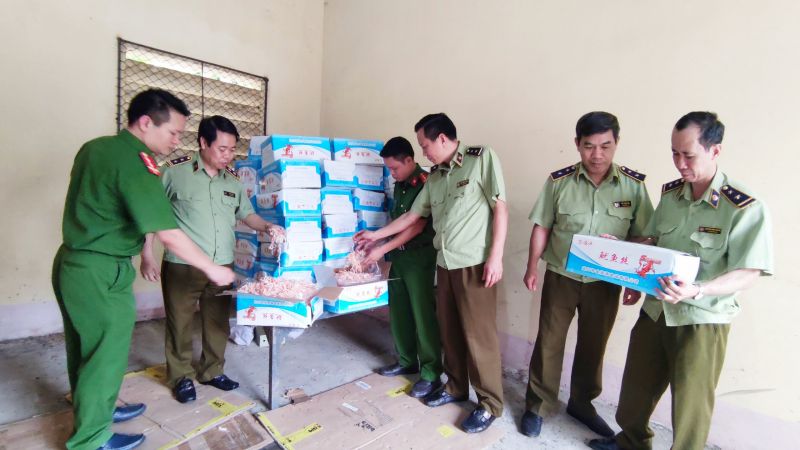 Chặn đứng 350 kg Mực khô ăn liền nhập lậu tại Lào Cai