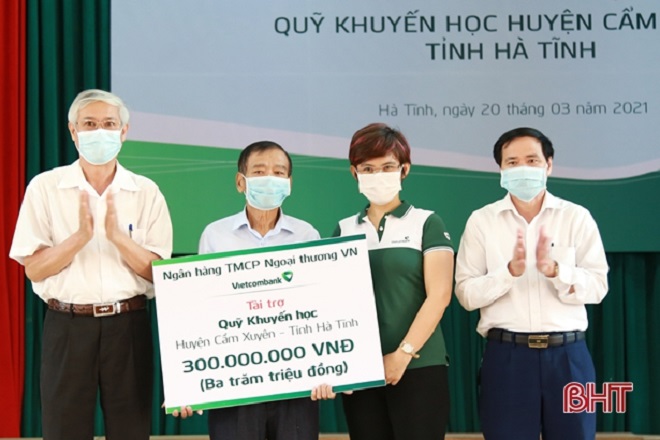 Đại diện Ngân hàng Vietcombank Việt Nam, chi nhánh ngân hàng Vietcombank Hà Tĩnh đã trao tài trợ Quỹ Khuyến học huyện Cẩm Xuyên 300 suất học bổng trị giá 300 triệu đồng