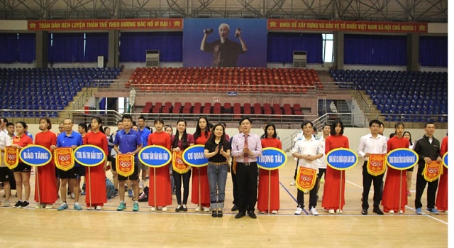 Ban tổ chức trao cờ lưu niệm cho các đoàn tham gia hội thao