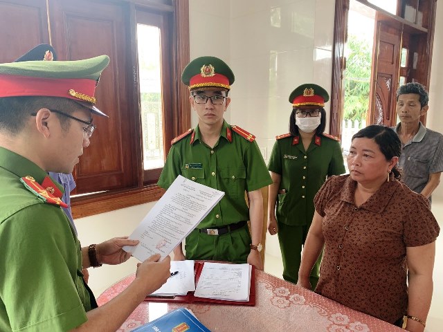 Cơ quan điều tra tống đạt quyết định khởi tố và bắt tạm giam Nguyễn Thị Vân.