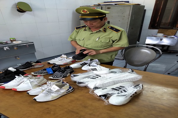 Lực lượng Quản lý thị trường tăng cường kiểm tra chống hàng giả