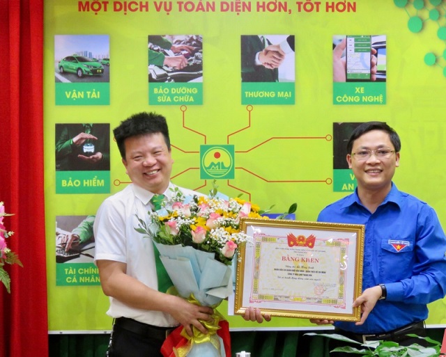 Tỉnh đoàn Thanh Hóa vừa trao tặng Bằng khen cho tài xế taxi Mai Linh Lê Huy Sinh