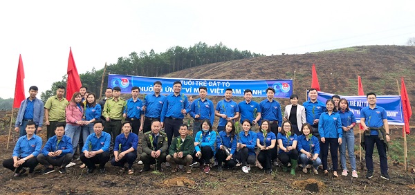 Phú Thọ: Trồng hơn 3.500 cây xanh "Vì một Việt Nam xanh"