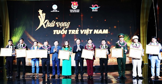 Thường trực Ban Bí thư Võ Văn Thưởng cùng bí thư thứ nhất Trung ương Đoàn Nguyễn Anh Tuấn trao tặng giải thưởng cho Gương mặt trẻ Việt Nam tiêu biểu