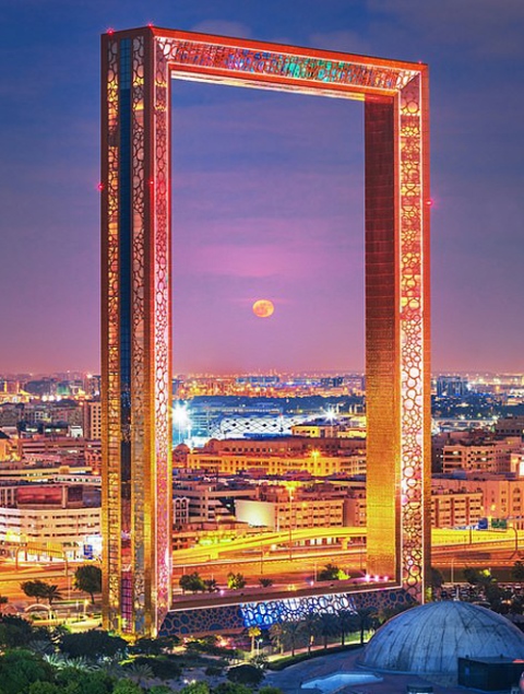 Thủ đô thương mại của Các Tiểu vương quốc Arab Thống nhất (UAE) được đánh giá là thành phố ấn tượng nhất thế kỷ 21 với hàng loạt công trình để lại ấn tượng khó quên. Đó là các khách sạn hình cánh buồm, đảo nhân tạo mô phỏng cây cọ, những tòa tháp chọc trời cao nhất thế giới. Đặc biệt là từ năm 2018 xuất hiện của tòa tháp mang tên “Khung ảnh Dubai”. Ảnh: Getty Images