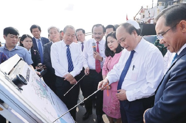 Thủ tướng Nguyễn Xuân Phúc kiểm tra dự án mở rộng quy mô Cảng quốc tế Long An