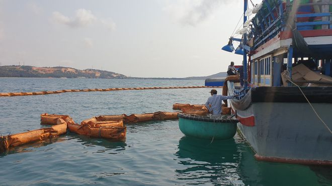 Bình thuận: Thành công hút hết dầu trong tàu chở tro xỉ chìm ở biển Mũi Né