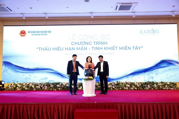 Karofi và Bộ Giáo dục tặng 50 triệu lít nước tinh khiết tới học sinh miền Tây mùa hạn mặn