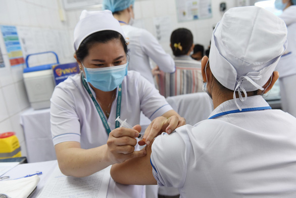 Những y bác sĩ đầu tiên được tiêm vắc xin tại Bệnh viện Bệnh nhiệt đới TP.HCM vào ngày 8/3.