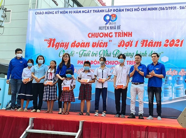 Đoàn Thanh niên Cục Hải quan TPHCM tặng quà cho các em học sinh có hoàn cảnh khó khăn. Ảnh: Lê Thu