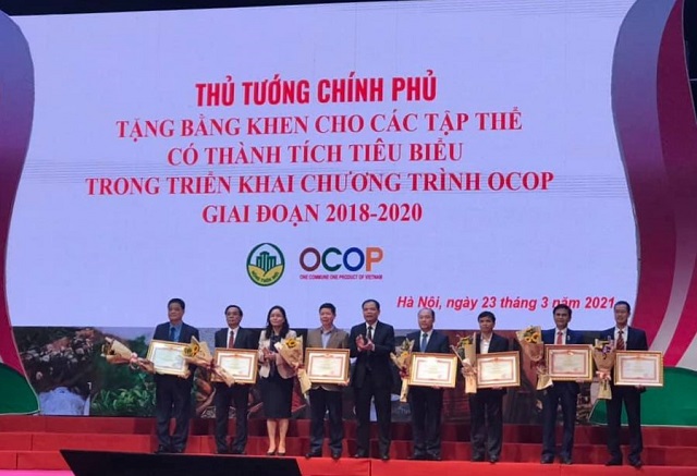 Bộ Trưởng Bộ Nông nghiệp và Phát triển nông thôn Nguyễn Xuân Cường trao Bằng khen của Thủ tướng Chính phủ cho đại diện các đơn vị có thành tích trong Chương trình OCOP giai đoạn 2018 - 2020