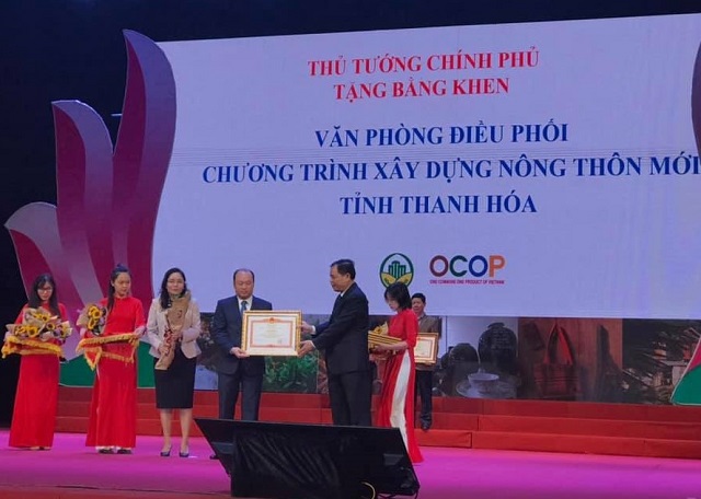 Đại diện Văn phòng Điều phối Chương trình Xây dựng Nông thôn mới tỉnh Thanh Hóa nhận Bằng khen của Thủ tướng Chính phủ