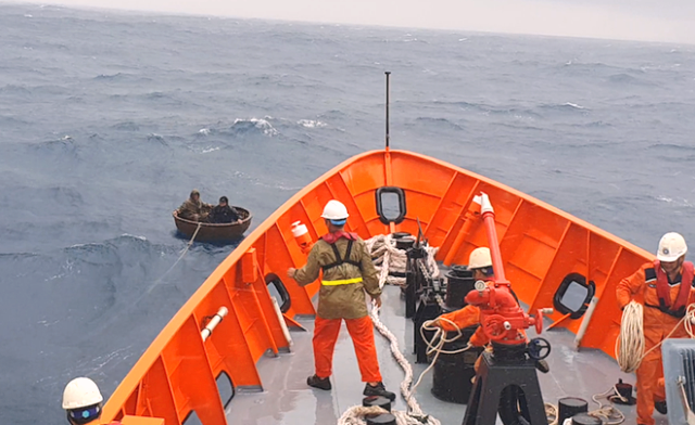 Lực lượng cứu hộ tiếp cận 2 ngư dân