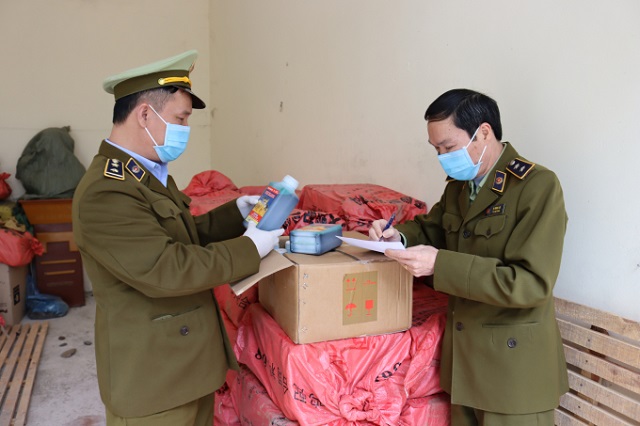 Đội QLTT số 3 phát hiện, tạm giữ 600 chai thuốc diệt cỏ siêu tốc do Trung Quốc sản xuất không rõ nguồn gốc đang đem đi tiêu thụ bị tại huyện Lộc Bình, Lạng Sơn.
