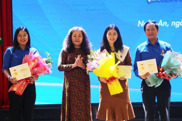 Trưởng ban Tuyên giáo Tỉnh ủy Nghệ An, bà Nguyễn Thị Thu Hường trao Kỷ niệm chương 