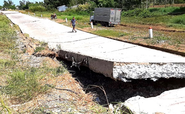 Tuyến lộ xã Khánh Bình Tây (huyện Trần Văn Thời, tỉnh Cà Mau) bị sụt lún. Ảnh: Quốc Trung