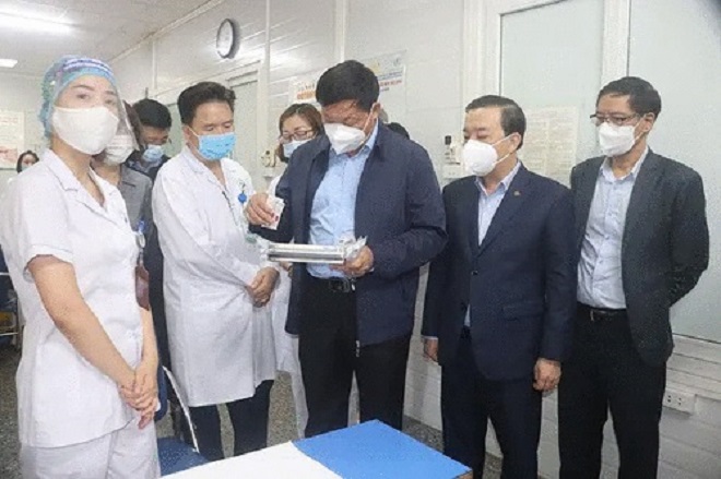 Thứ trưởng Bộ Y tế Đỗ Xuân Tuyên cùng Phó Chủ tịch UBND TP. Hà Nội Chử Xuân Dũng kiểm tra tại Bệnh viện Đa khoa Đức Giang
