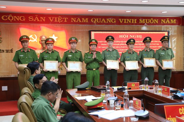 Đại tá Đặng Ngọc Sơn- PGĐ Công an tỉnh trao giấy khen cho các đơn vị và cá nhân có thành tích