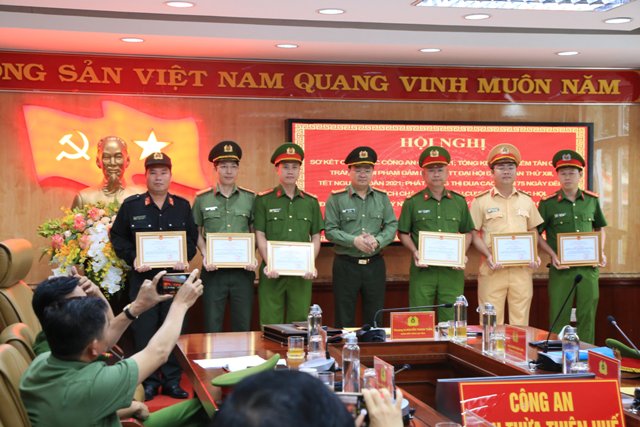 Thượng tá Nguyễn Thanh Tuấn- Giám đốc Công an tỉnh trao bằng khen của Bộ Công an cho các tập thể và cá nhân có thành tích xuất sắc