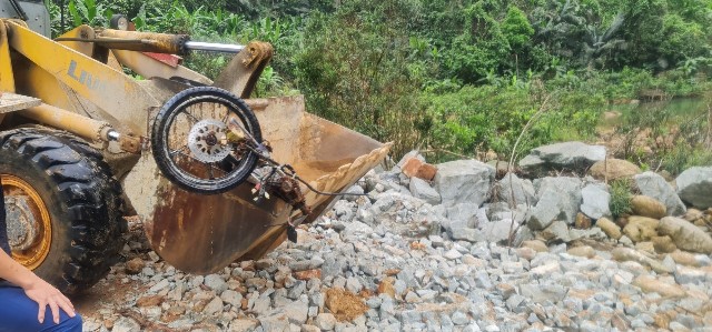 Xe máy của nạn nhân được tìm thấy ở bãi bồi thượng nguồn Rào Trăng