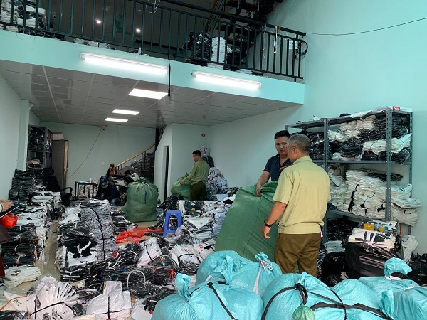 Bắt kho hàng chứa hàng vạn sản phẩm giả các nhãn hiệu LV, Gucci, Nike