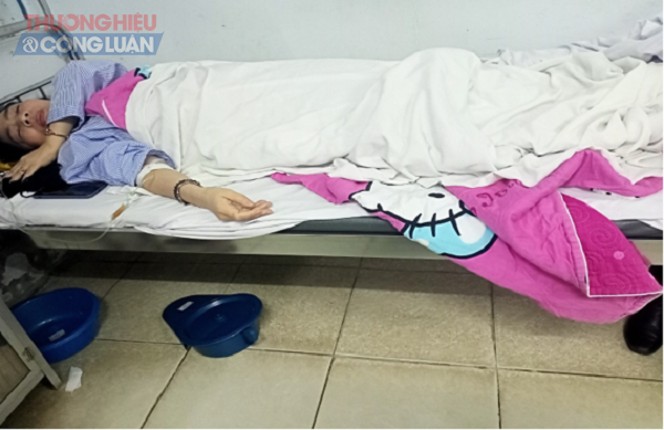 C&aacute;n bộ cục thi h&agrave;nh &aacute;n d&acirc;n sự H&agrave; Nội h&agrave;nh hung người d&acirc;n đến li&ecirc;n hệ c&ocirc;ng việc ngay cửa ph&ograve;ng Ph&oacute; Cục trưởng Vũ Hồng Dương