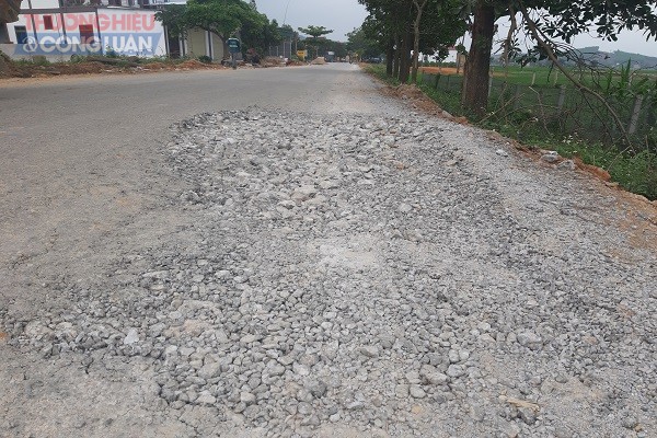 Mặt đường Quốc lộ 48E đoạn qua xã Quang Thành (huyện Yên Thành, Nghệ An) vừa làm xong đã bong tróc nham nhở