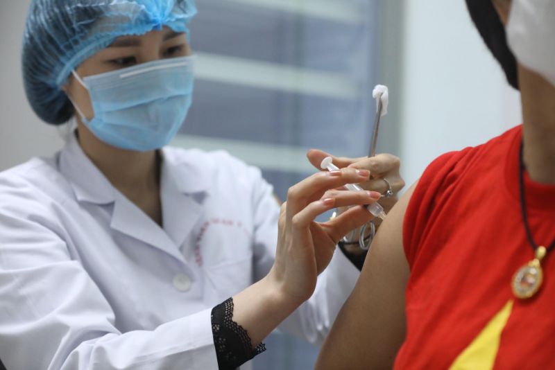 Tình nguyện viện được tiêm mũi 2 giai đoạn 2 thử nghiệm lâm sàng đối với vaccine Nano Covax. Ảnh: VGP/Nguyễn Quyết