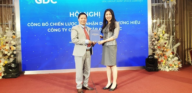 Viện trưởng Viện nghiên cứu lãnh đạo chiến lược S-Leader, Dương Thị Thu (bìa phải) trao kế hoạch chiến lược phát triển GDC tới Chủ tịch HĐQT Nguyễn Văn Khoa