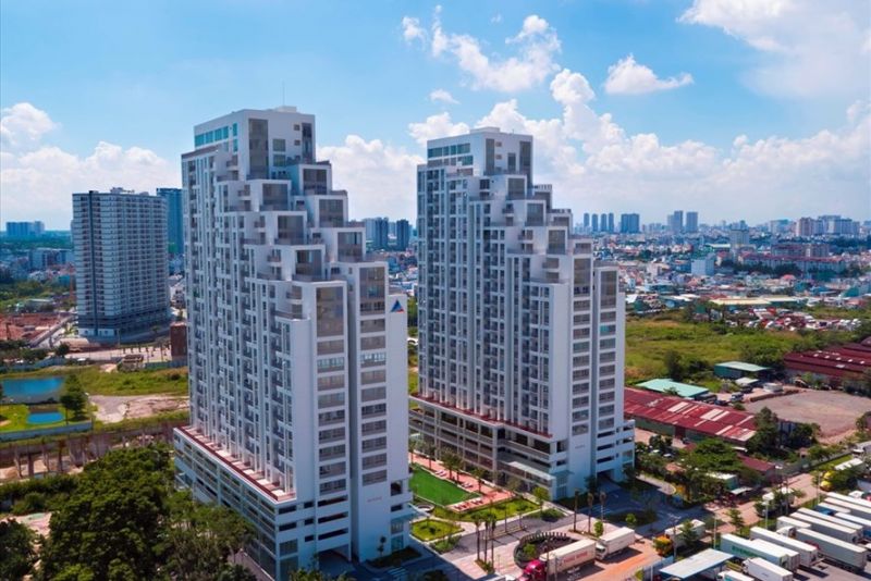 2 tòa nhà cao 25 tầng mang tên Luxgarden với 500 căn hộ được xây dựng trên đất công giá rẻ từ Công ty CP Kim khí TP. HCM.