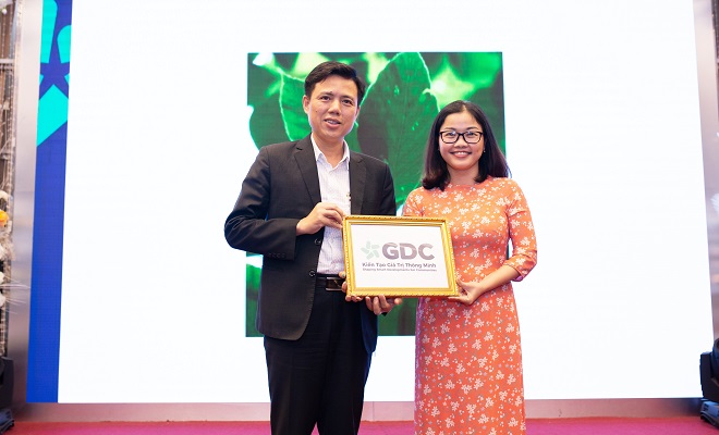 Tổng Giám đốc Công ty CP Tập đoàn GDC, Nguyễn Ngọc Hoàng tiếp nhận bản công bố nhận diện thương hiệu