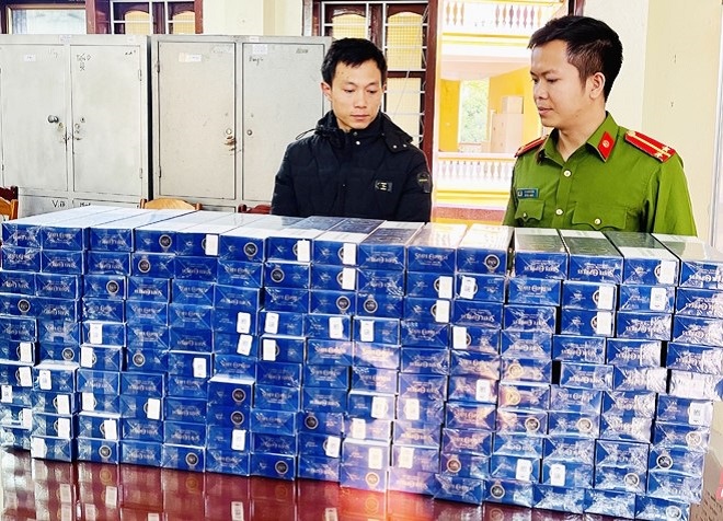 Thanh Hóa: Bắt giữ đối tượng vận chuyển 1.600 bao thuốc lá lậu