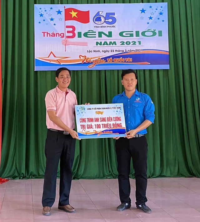 Công ty Cổ phần chăn nuôi C.P Việt Nam phối hợp Quỹ Hỗ trợ từ thiện C.P Việt Nam trao tặng 100 triệu đồng thực hiện Chương trình “Ánh sáng biên cương”.