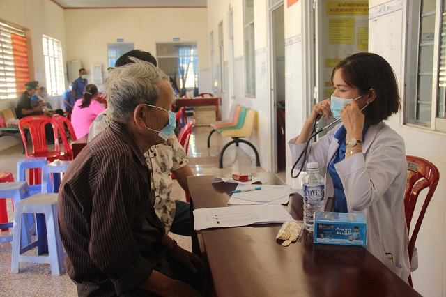 Khám bệnh và cấp thuốc miễn phí, trao quà cho người dân có hoàn cảnh khó khăn tại huyện biên giới Lộc Ninh