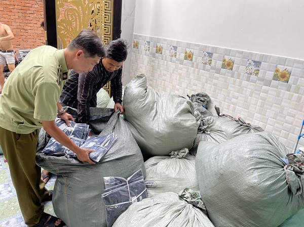 Thu giữ gần 5.000 chiếc áo thun giả mạo nhãn hiệu tại TP.HCM