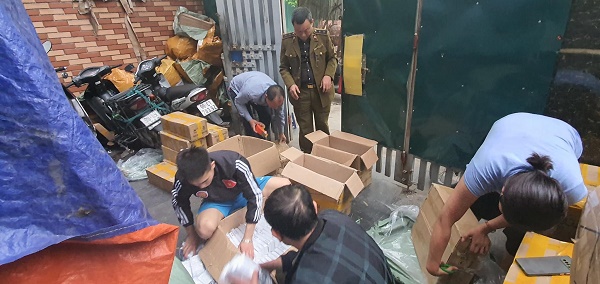 Bắt trên 2.000 sản phẩm pin dự phòng giả mạo nhãn hiệu Samsung