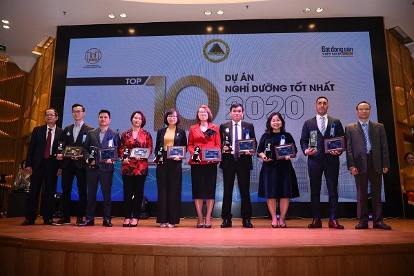 Bà Phạm Hoàng Quyên, Giám đốc Ban Truyền thông, đại diện Tập đoàn CEO nhận các giải: Top 10 nhà phát triển bất động sản hàng đầu Việt Nam 2020; Top 10 dự án nghỉ dưỡng tốt nhất năm 2020; Top 10 dự án BĐS nghỉ dưỡng tiềm năng năm 2021