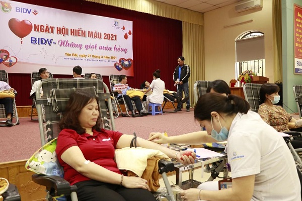 Cán bộ, công nhân viên của BIDV Yên Bái tham gia hiến máu tình nguyện