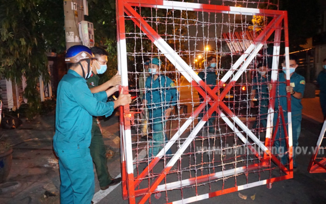 Lượng chức năng TP Thuận An phong tỏa khu vực xung quanh căn hộ nơi ca bệnh làm việc (Ảnh: Cổng thông tin Bình Dương)